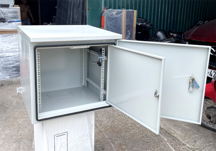 Tủ rack cửa 2 lớp Unirack sản xuất theo yêu cầu