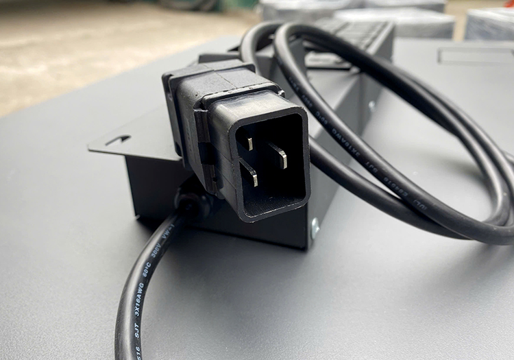 PDU 12 ổ UNR-P12M20/2U Chân cắm mới bền bỉ và thuận tiện hơn