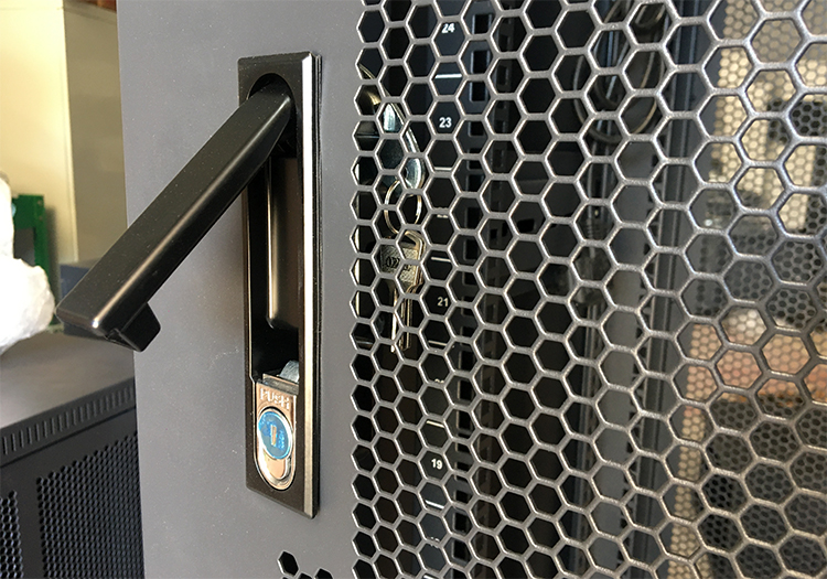 Lẫy bật bản lớn trên cửa lưới tổ ong tủ rack 20U