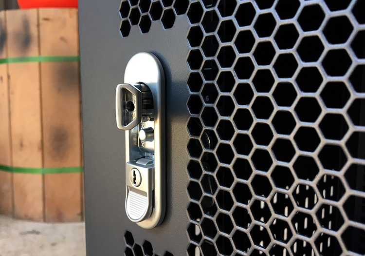 Khóa trên tủ rack Unirack cỡ nhỏ