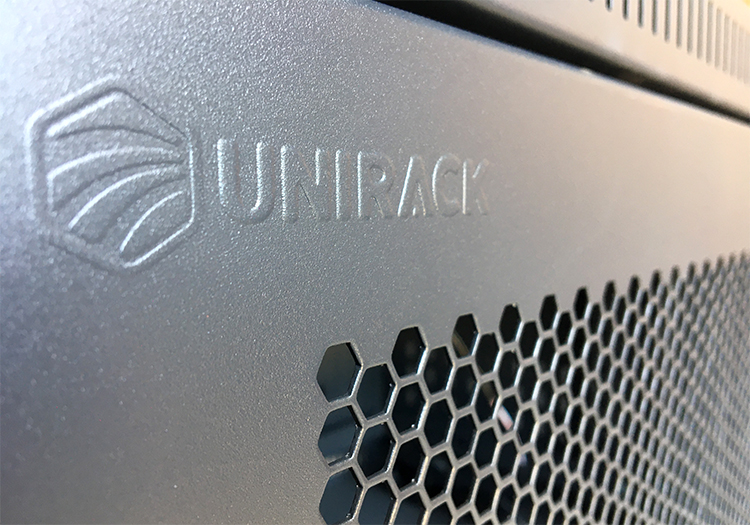 Logo trên tủ rack 6U và các kích thước tủ rack hãng Unirack