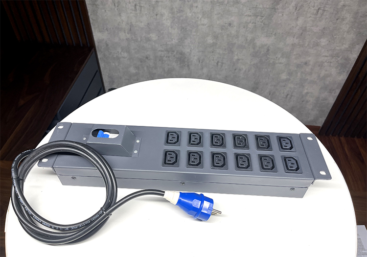Thanh nguồn PDU 12 ổ cắm C13 MCB20A