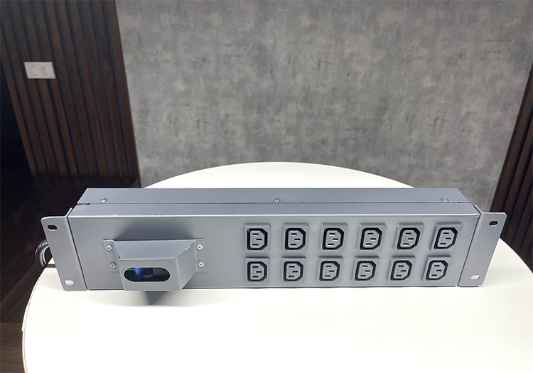 Thanh nguồn PDU 12 ổ cắm C13 MCB20A
