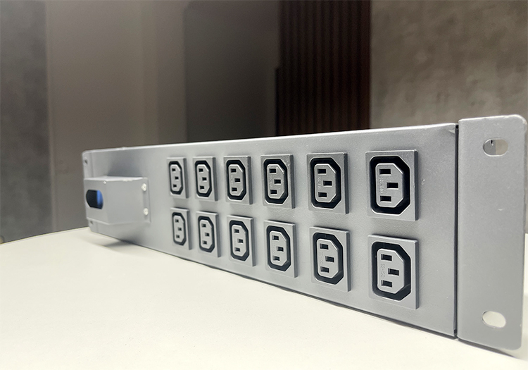 Thanh nguồn PDU 12 ổ cắm C13 MCB20A