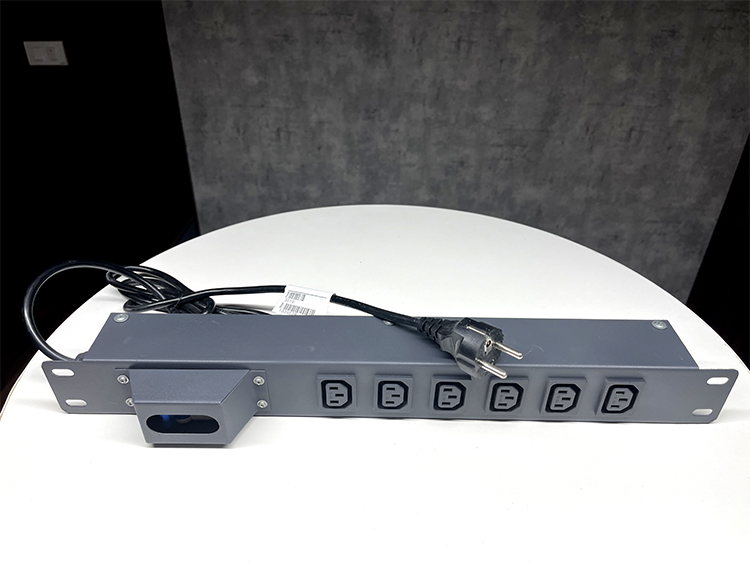Thanh nguồn PDU 6 ổ cắm C13 hãng UNIRACK