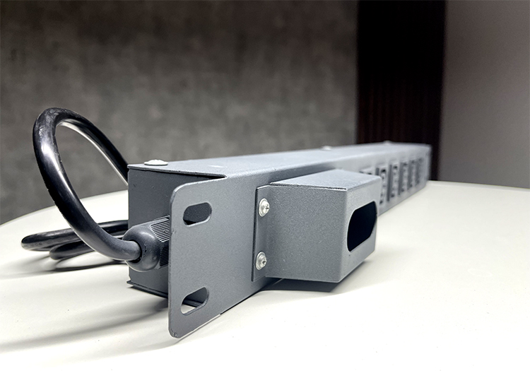 Thanh nguồn PDU 6 ổ cắm C13 hãng UNIRACK