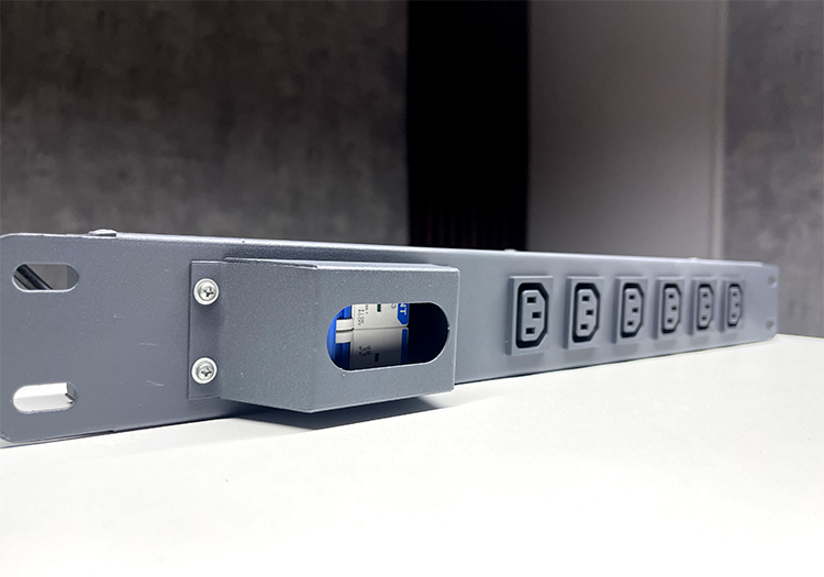 Thanh nguồn PDU 6 ổ cắm C13 hãng UNIRACK