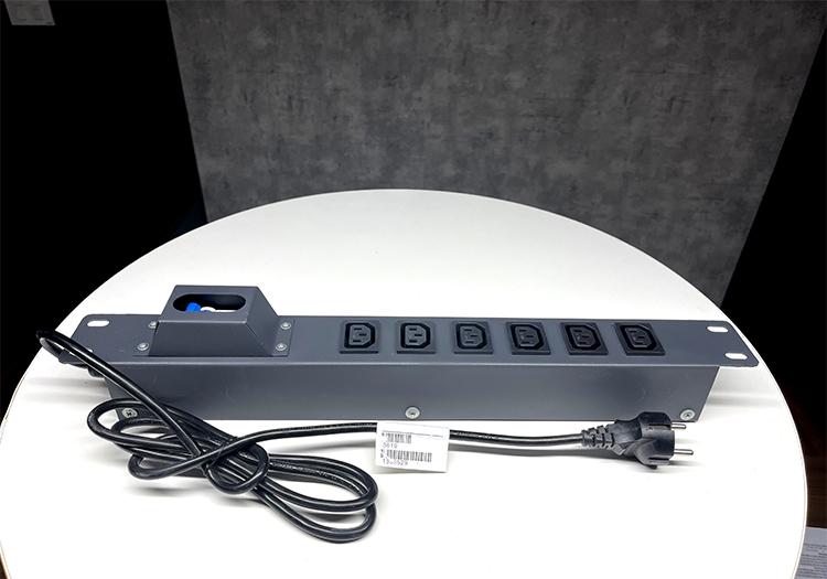 Thanh nguồn PDU 6 ổ cắm C13 hãng UNIRACK