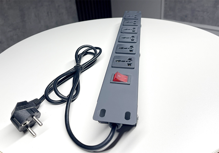 Thanh nguồn PDU 6 ổ đa năng hãng UNIRACK