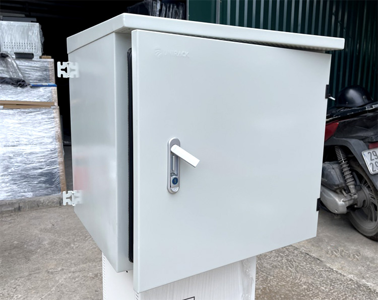 Tủ rack 10U treo ngoài trời, cửa 2 lớp