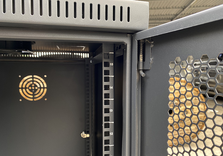 Tủ rack 15U D600 Màu đen của lưới hãng UNIRACK