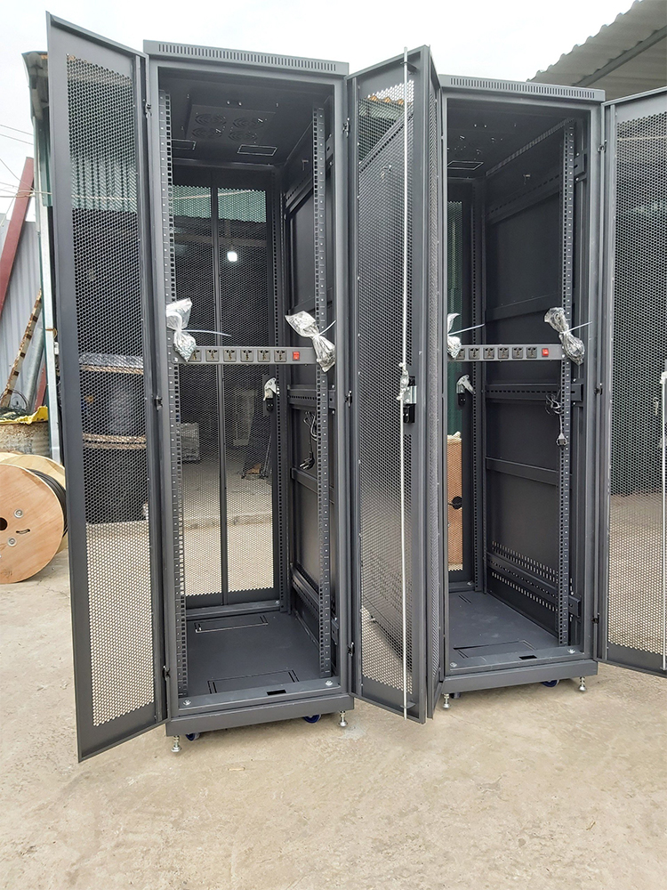 Tủ rack 42U cửa lưới 2 cánh Unirack