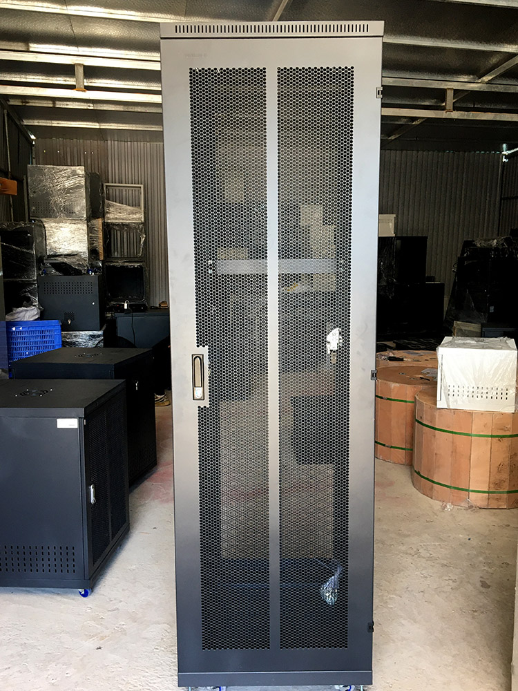 Tủ rack 42U D800, Tủ mạng 42U D800, 2 cửa lưới UNR-42UD800-2CL