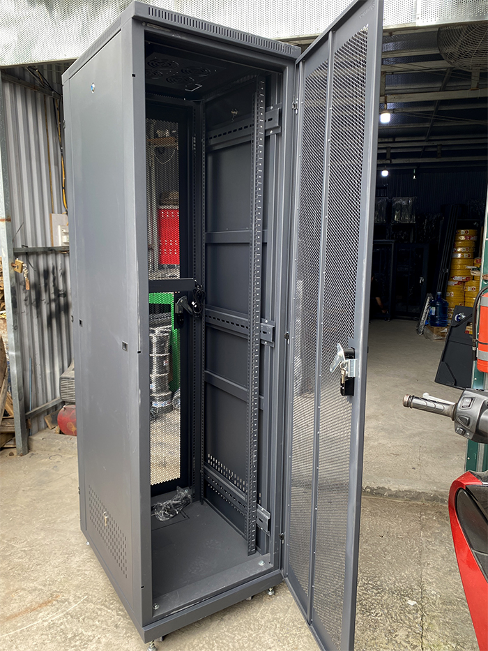 Tủ rack 42U D800 Unirack thích hợp cho các phòng Server