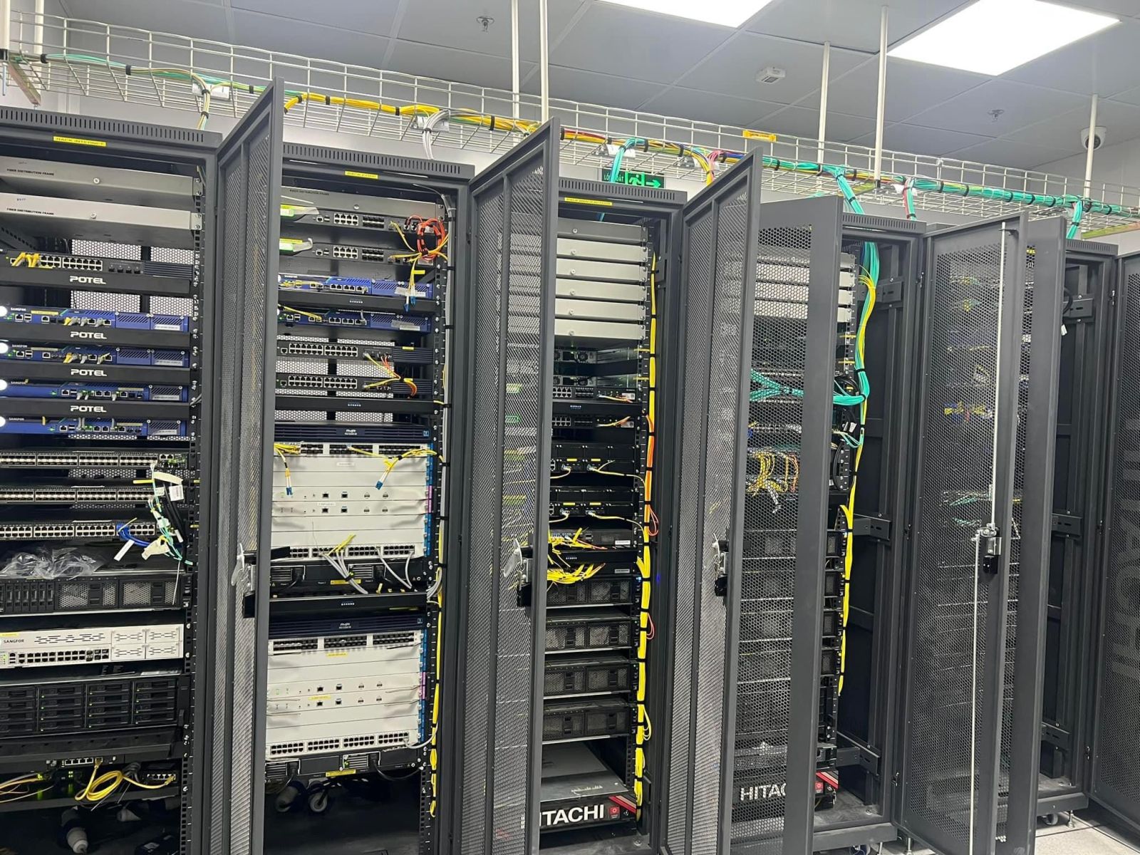 Tủ rack cho khách sạn giúp hạ tầng mạng chuyên nghiệp hơn