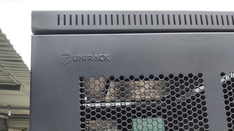 Logo trên cánh cửa tủ rack Unirack
